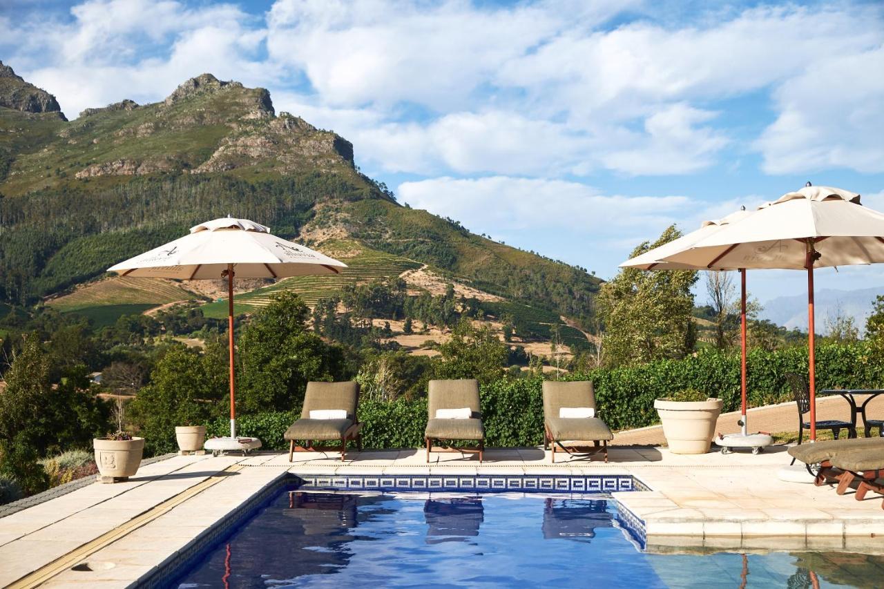 Alluvia Boutique Winery & Luxury Accommodation Stellenbosch Eksteriør bilde The swimming pool at the hotel