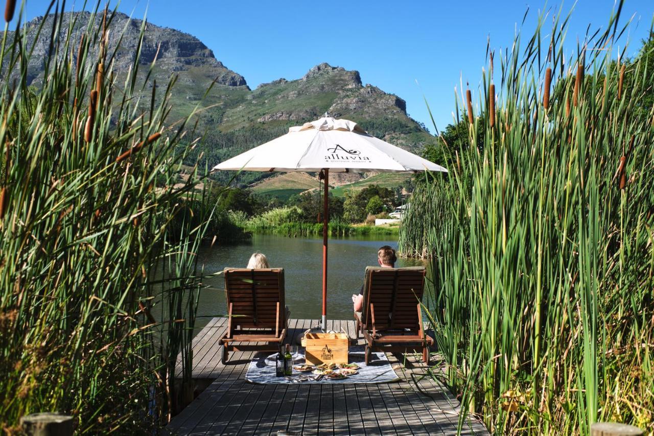 Alluvia Boutique Winery & Luxury Accommodation Stellenbosch Eksteriør bilde The deck at the restaurant