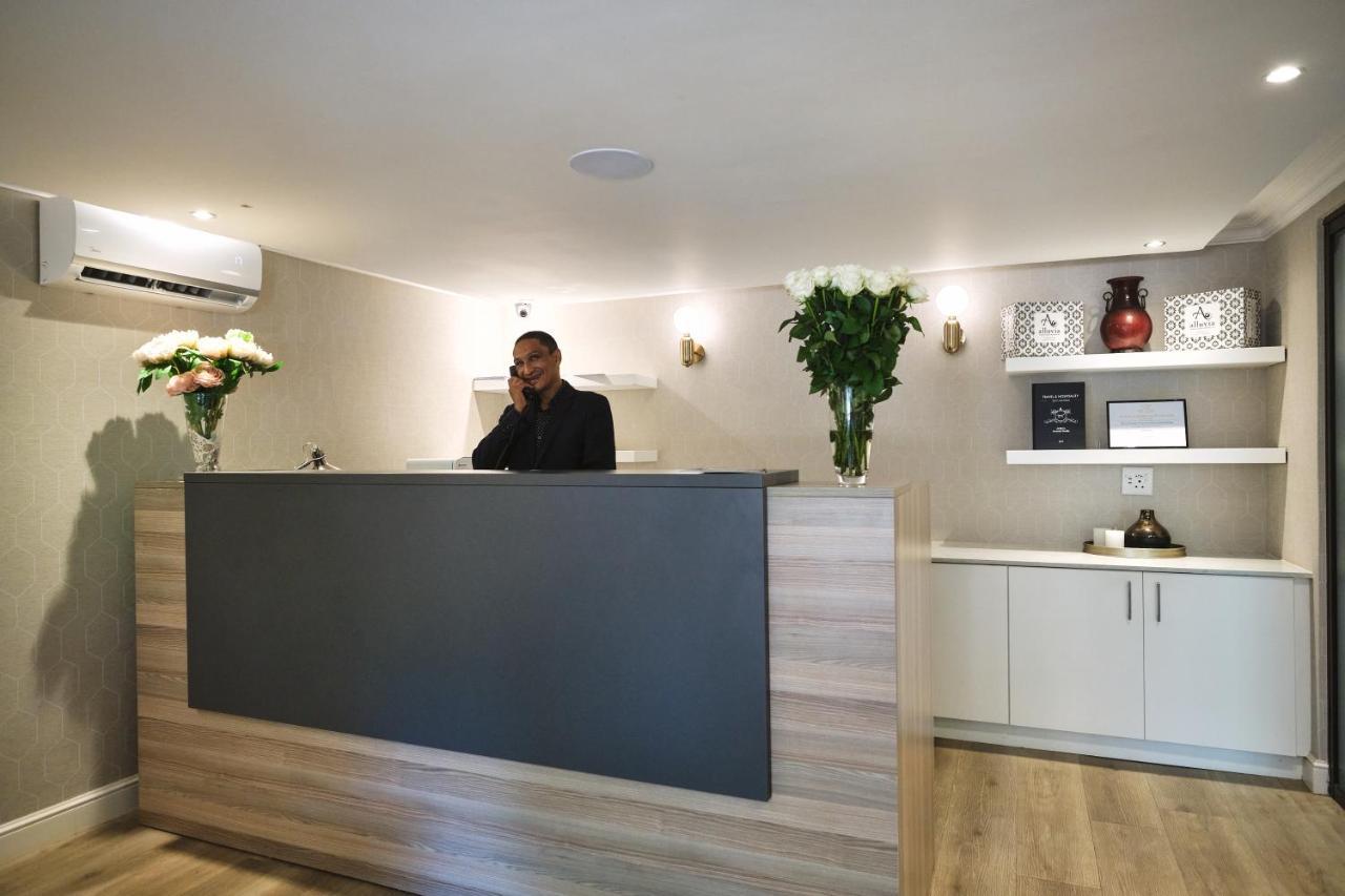Alluvia Boutique Winery & Luxury Accommodation Stellenbosch Eksteriør bilde Reception desk at a hotel