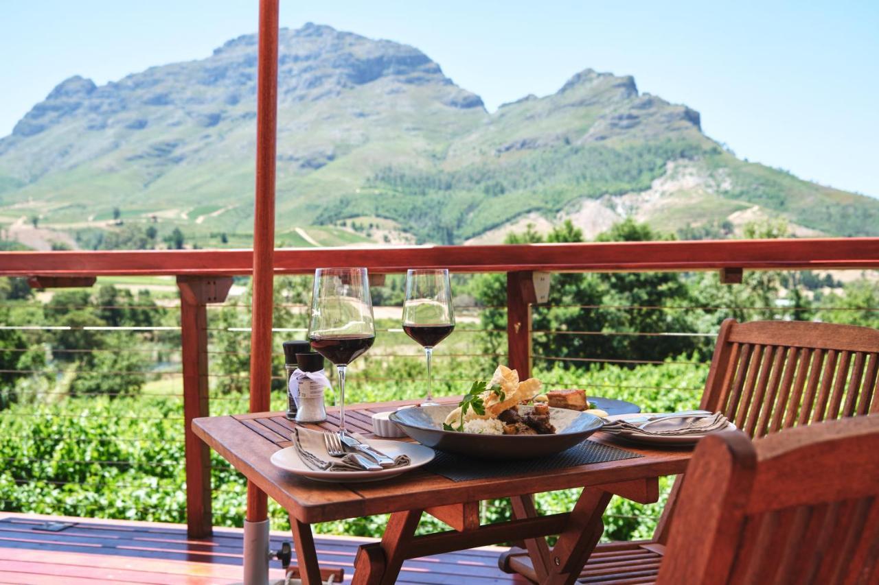 Alluvia Boutique Winery & Luxury Accommodation Stellenbosch Eksteriør bilde Wine tasting at a South African winery