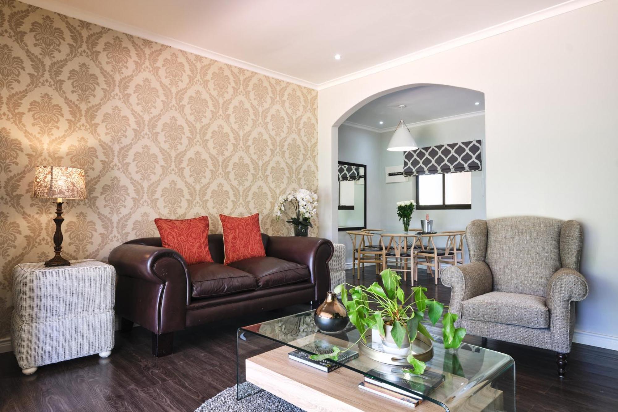 Alluvia Boutique Winery & Luxury Accommodation Stellenbosch Rom bilde A living room with a couch and two armchairs