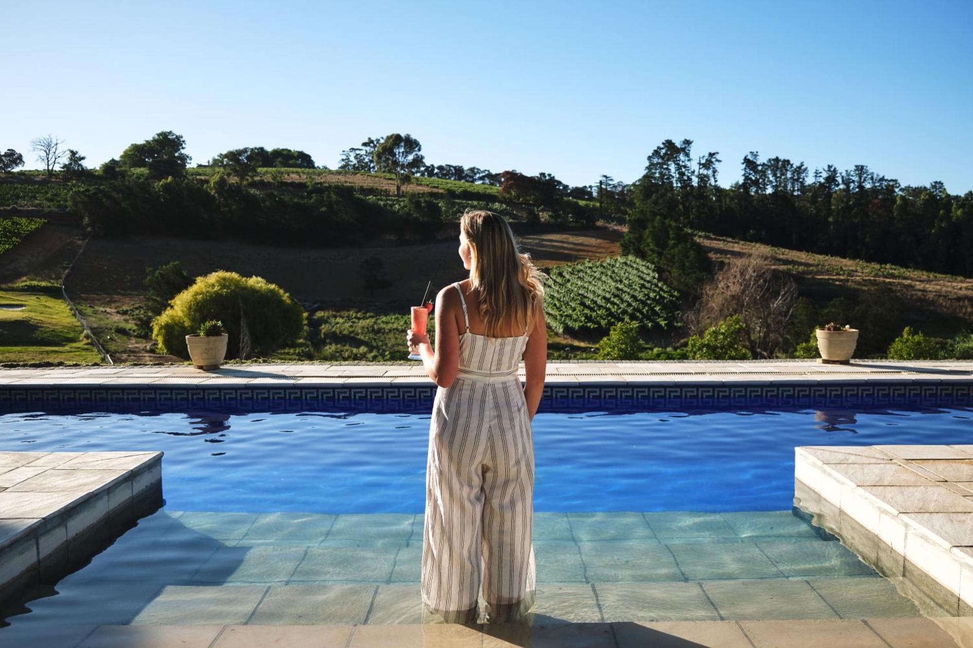 Alluvia Boutique Winery & Luxury Accommodation Stellenbosch Rom bilde A woman standing by a pool