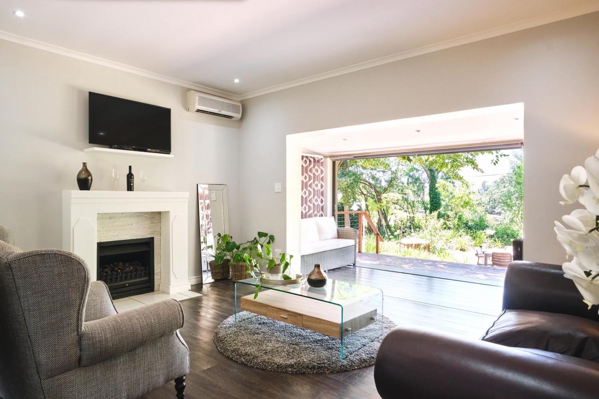 Alluvia Boutique Winery & Luxury Accommodation Stellenbosch Rom bilde A living room with a fireplace
