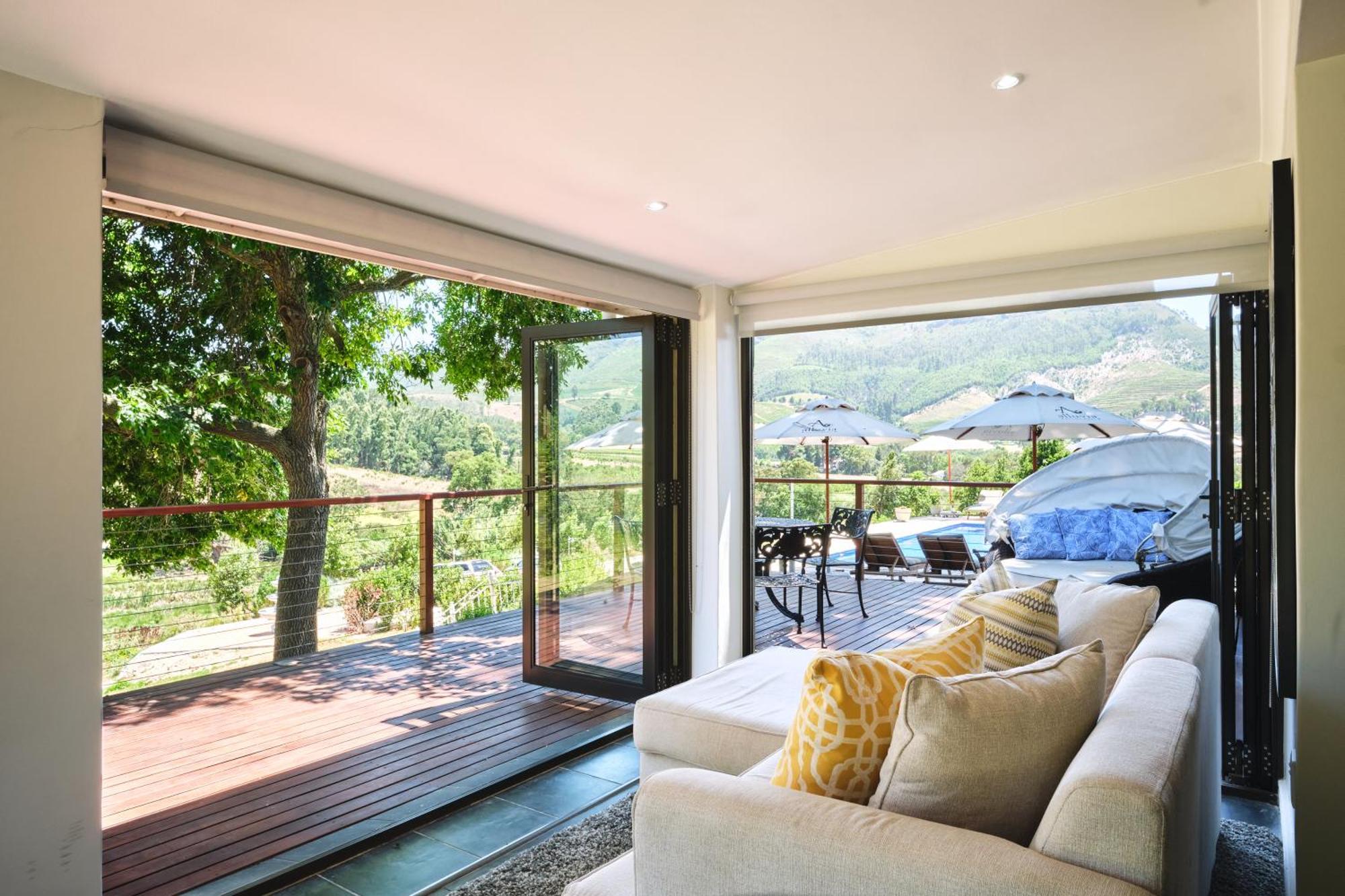 Alluvia Boutique Winery & Luxury Accommodation Stellenbosch Rom bilde A living room with a view of the vineyard