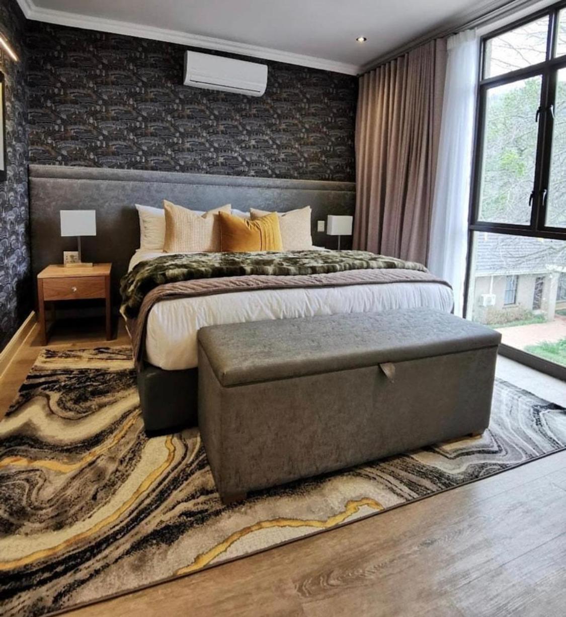 Alluvia Boutique Winery & Luxury Accommodation Stellenbosch Rom bilde A bedroom with a storage bench