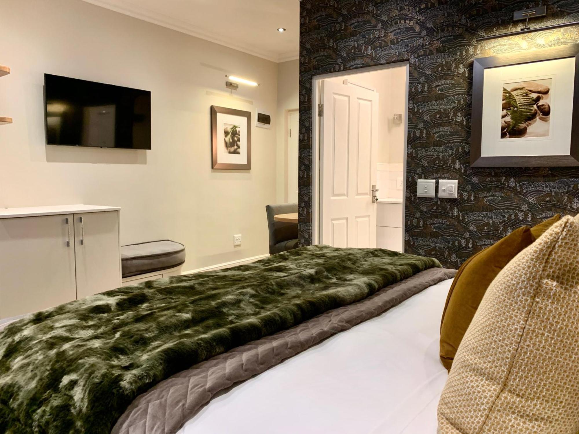 Alluvia Boutique Winery & Luxury Accommodation Stellenbosch Rom bilde A bedroom at the hotel